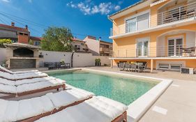 Apartment Jakov With A Pool